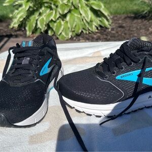Brooks Ariel 20 women’s Black and Teal Athletic Shoes size 6